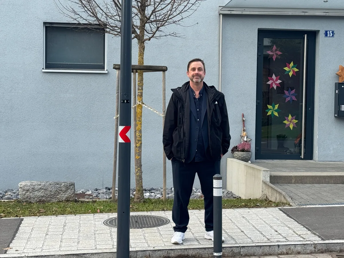 Auf dem Bild ist Marco Kranner neben einem der Kandelaber an der Kreuzstrasse zu sehen.